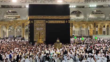Muslims-revolve-around-the-Kaaba-for-Umra,-Pilgrims-circumambulate-and-pray-the-Kaaba-to-Hajj-in-Mecca