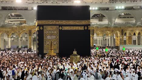 Los-Musulmanes-Giran-Alrededor-De-La-Kaaba-Para-La-Umra,-Los-Peregrinos-Circunvalan-Y-Rezan-La-Kaaba-Para-El-Hajj-En-La-Meca