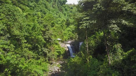 Rückzugsorte-Aus-Der-Luft-An-Kleinen-Flusswasserfällen-Im-üppigen-Indonesischen-Dschungel