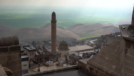 Die-Kamera-Auf-Dem-Dach-Der-Zinciriye-Madrasa-Zoomt-Auf-Die-Große-Moschee-Von-Mardin