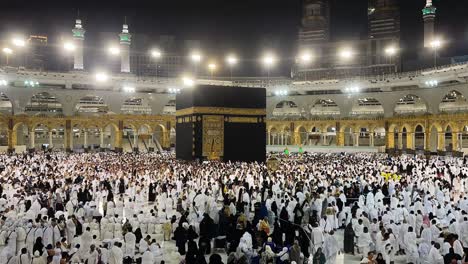 Muslims-revolve-around-the-Kaaba,-Pilgrims-circumambulate-and-pray-the-Kaaba-in-Mecca,-Timelapse-muslim-praying
