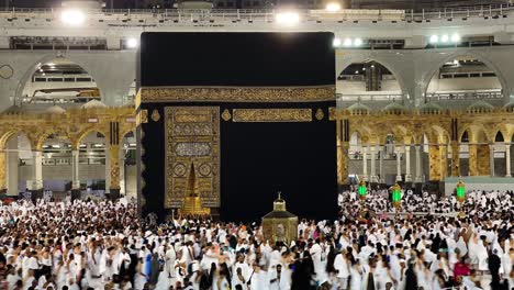 Muslims-revolve-around-the-Kaaba,-Pilgrims-circumambulate-and-pray-the-Kaaba-in-Mecca,-Timelapse-Muslim-praying-to-holy-Ramadan-Moon