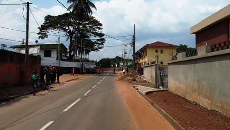 POV-Aufnahme-Beim-Fahren-In-Den-Vierteln-Der-Stadt-Yaoundé,-Sonniges-Kamerun,-Afrika
