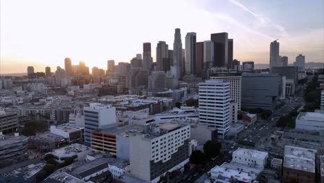 Luftaufnahme-Des-Golden-orangefarbenen-Sonnenuntergangs-Am-Horizont-In-Der-Innenstadt-Von-Los-Angeles