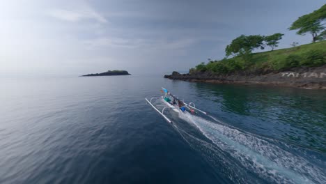 Traditionelles-Indonesisches-Boot,-Das-An-Einem-Sonnigen-Tag-über-Ein-Ruhiges-Meer-Segelt