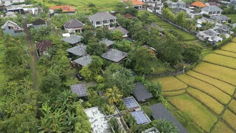 Aerial-zoom-in-of-a-holiday-resort-in-Canggu,-Bali,-Indonesia
