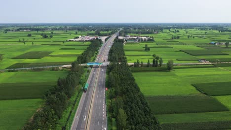 Toma-Aérea-Panorámica-Del-Paisaje-De-La-Autopista-Hebei-En-La-China-Rural
