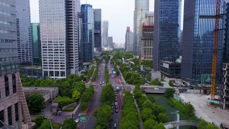 Toma-Aérea-Del-Tráfico-Del-Centro-A-Lo-Largo-Del-Río-Entre-Rascacielos-En-Hangzhou,-China