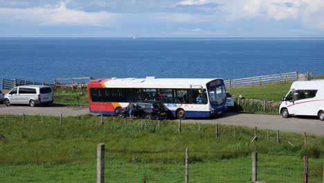 Der-Volvo-B7RLE-Bus-Des-Postkutschen-Transportunternehmens-Steckt-Wegen-Eines-Verantwortungslosen-SUV-Fahrers-In-Schottischer-Landschaft-Auf-Einer-Schmalen-Straße-Fest