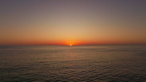 Aeril-Dolly-In-Richtung-Eines-Leuchtend-Orangefarbenen-Sonnenuntergangs-über-Der-Küste-Von-Iquique,-Chile