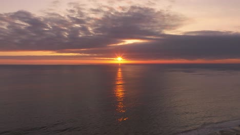 Luftaufnahme-Des-Sonnenuntergangs-Hinter-Einer-Großen-Wolke-Vor-Der-Küste-Chiles