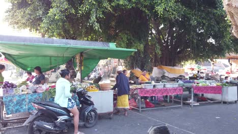 Traditional-Food-Market-in-Nyuh-Kuning-Ubud-Bali-Indonesia-Local-People-Buy-and-Sell-food,-fruits-and-vegetables,-Daily-Lifestyle-in-Southeast-Asia