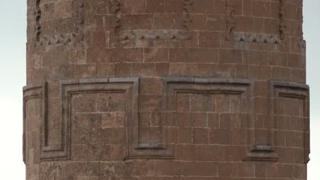 La-Cámara-Inclina-El-Minarete-Histórico-De-La-Mezquita-Mardin-Ulu,-Hecho-De-Piedra-Cortada,-De-Abajo-Hacia-Arriba