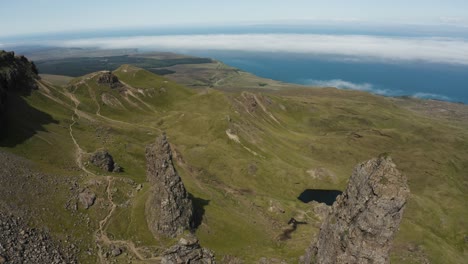 Luftaufnahme-Des-Storr-Mit-Blick-Auf-Die-Landschaft-Schottlands-Und-Das-Meer-In-Der-Ferne