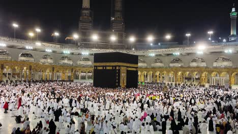 Muslims-revolve-around-the-Kaaba,-Pilgrims-circumambulate-and-pray-the-Kaaba-in-Mecca,-Holy-Ramadan-Moon