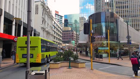 Popular-Lambton-Quay-En-El-Distrito-Central-De-Negocios-De-La-Capital-Wellington-En-Nueva-Zelanda-Aotearoa-Durante-El-Ajetreado-Almuerzo-Con-Gente-Caminando-Por-Tiendas-Minoristas,-Oficinas,-Autobuses-Y-Tráfico