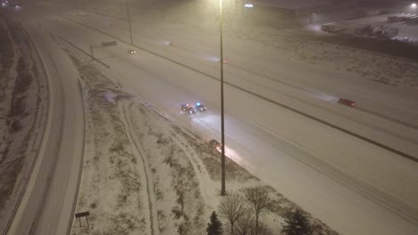 Polizeiautos-Blockieren-Bei-Einem-Unfall-Aufgrund-Des-Starken-Schneefalls-Die-Autobahn-In-Toronto