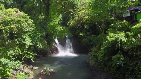 Antena:-Exuberante-Cascada-Verde-Del-Río-De-La-Selva-En-Ubud,-Bali,-Indonesia