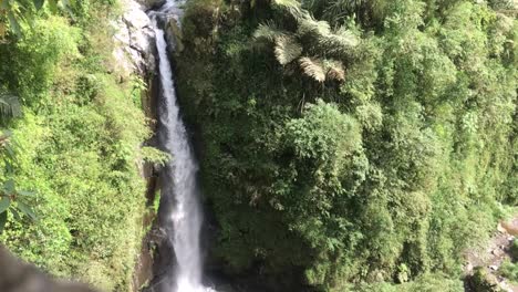 Ruhiger-Und-Beruhigender-Hoher-Wasserfall-In-Einem-Tropischen-Berg