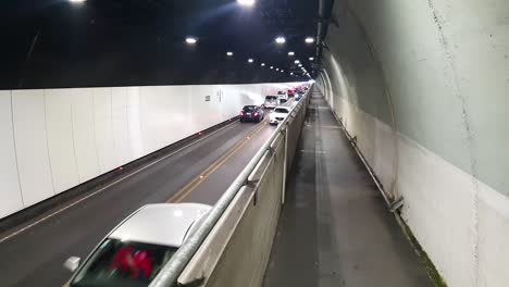 Tráfico-De-Automóviles-Que-Viajan-A-Través-Del-Túnel-Del-Monte-Victoria-En-La-Ciudad-Capital-De-Wellington,-Nueva-Zelanda-Aotearoa