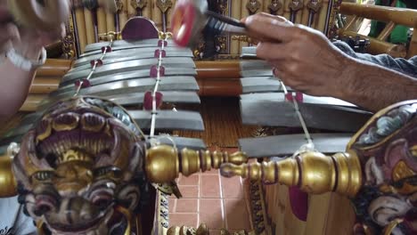 Música-Gamelan-De-Bali-Indonesia-Manos-De-Músicos-Tocando-Instrumentos-Musicales-De-Percusión-Hechos-De-Bronce,-Artes-Tradicionales