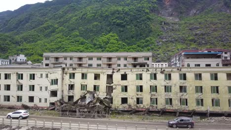 Broken-homes-and-evacuating-cars,-the-earthquake-aftermath-in-Sichuan-province-of-Lidung-County,-China
