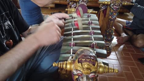 Gamelan-Geschlecht-Wayang-Instrumente,-Bali-Indonesien-Asien-Musik-Kunst-Hände-Des-Spielers-Schlagen-Auf-Die-Perkussiven-Alten-Bronzetasten-Des-Schattenpuppentheaters