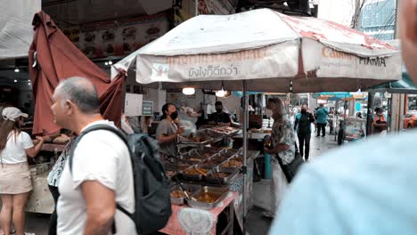 Un-Turista-Tomando-Fotos-En-Bangkok,-Tailandia