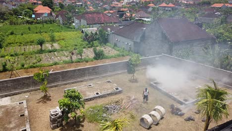 Bauer-Verbrennt-Holz-Auf-Bali,-Indonesien-Und-Erzeugt-Giftigen-Rauch-In-Der-Nähe-Von-Reisfeldern