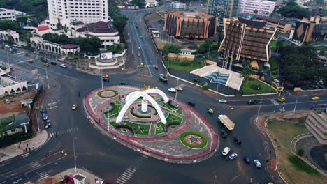 Drohnenaufnahme-Mit-Blick-Auf-Den-Verkehr-Im-Kreisverkehr-Des-Premierministers-Im-Bewölkten-Yaoundé,-Kamerun