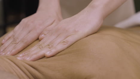 Sinnvolle,-Tiefengewebsentspannende-Rücken-Nacken-Schulter-Massage,-Thai-Öl-Massage,-Natürliche-Körpermassage,-Kräuter-Heißöl-Massage