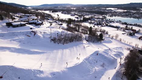 Esquiadores-En-Una-Hermosa-Pista-Noruega