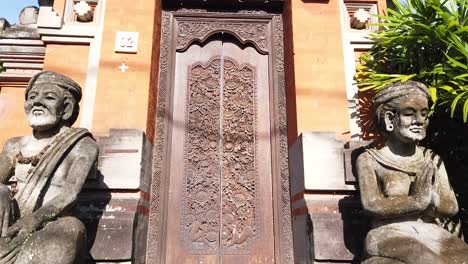 Balinesische-Traditionelle-Tür-Und-Bali-Statuen,-Architektur-Und-Ornamente-In-Holzschnitzerei,-Ubud,-Bali,-Indonesien,-Südostasien