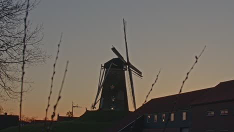 Zeitraffer-Einer-Wunderschönen-Windmühle-Bei-Sonnenuntergang-–-Herauszoomen