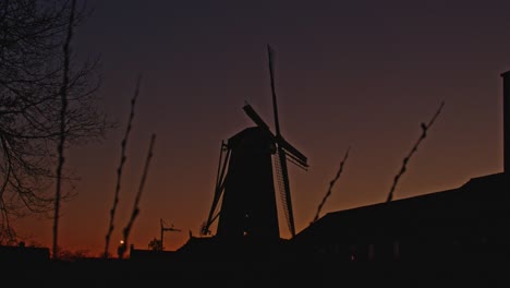 Zeitraffer-Einer-Wunderschönen-Holländischen-Landschaft-Mit-Einer-Klassischen-Windmühle-Bei-Sonnenaufgang-–-Mittelgroß