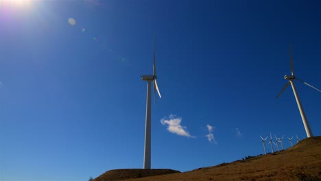 Hawaii-Windmühlen-Am-Berghang-In-Der-Nähe
