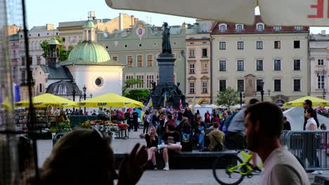 Menschen-Unterhalten-Sich,-Während-Ukrainische-Und-Polnische-Anhänger-Protestieren,-Russischer-Krieg-In-Der-Ukraine,-Sensibilisierung