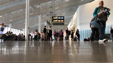 Zeitlupe-Von-Menschen,-Die-Im-Flughafen-Herumlaufen-Und-Auf-Eine-Flugverspätung-Warten