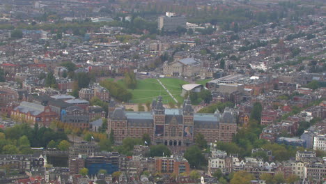 Aerial-establishing-shot-of-the-Rijks-museum-in-downtown-Amsterdam,-Netherlands