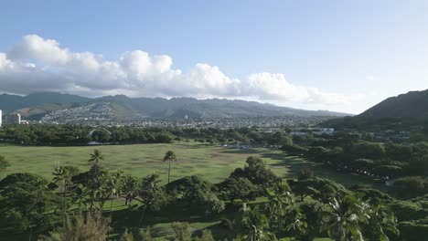 Drone-Volando-Sobre-El-Paisaje-Montañoso-De-Oahu-En-Hawaii