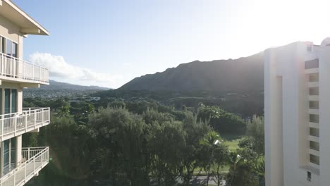Drone-Volando-A-Través-Del-Paisaje-Montañoso-De-Oahu-Resort-En-Hawaii
