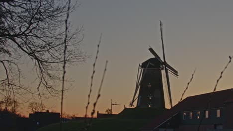 Wunderschöner-Zeitraffer-Einer-Typisch-Holländischen-Landschaft-Bei-Sonnenuntergang-Mit-Einer-Klassischen-Windmühle-Im-Hintergrund