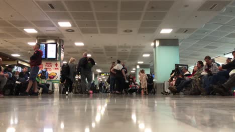 Viajeros-Esperando-En-La-Puerta-Del-Aeropuerto-Que-Regresan-De-Vacaciones