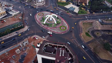 Statische-Drohnenaufnahme-Des-Verkehrs-Am-Kreisverkehr-Des-Premierministers-In-Yaoundé,-Kamerun