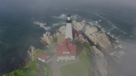 Drohne-Schwenkt-Um-Die-Meereslandschaft-Des-Leuchtturms-In-Maine