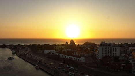 Aufsteigende-Luftaufnahme-Vor-Dem-Heiligtum-Von-San-Pedro-Claver,-Sonniger-Abend-In-Centro,-Cartagena,-Kolumbien