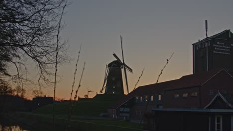 Zeitraffer-Bei-Sonnenuntergang-Einer-Klassischen-Windmühle-Mit-Blick-Auf-Eine-Wunderschöne-Landschaft-In-Den-Niederlanden-–-Heranzoomen