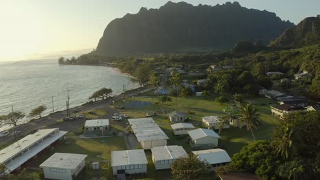 Luftaufnahme-über-Einer-Grundschule,-Während-Kinder-Während-Des-Sonnenaufgangs-In-Der-Stadt-Kaaawa-Auf-Hawaii-Im-Freien-Spielen