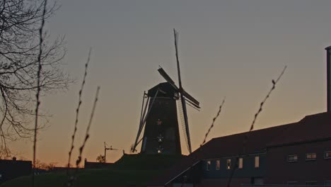 Wunderschöner-Zeitraffer-Bei-Sonnenuntergang-Einer-Typischen-Holländischen-Windmühle-In-Den-Niederlanden-–-Mittelgroß