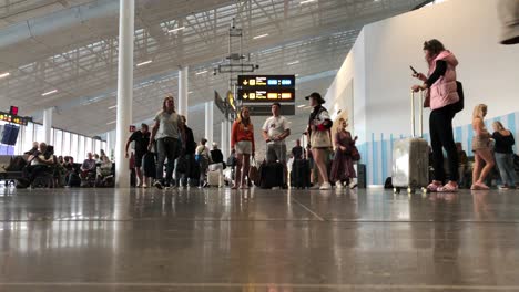 Touristische-Reisende,-Die-Im-Flughafen-Mit-Tasche-Und-Gepäck-Für-Den-Urlaub-Unterwegs-Sind